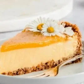 No bake mango cheesecake without gelatin, topped with fresh mango slices