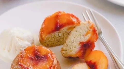 Peach upside down mini cakes with caramelized peaches on top